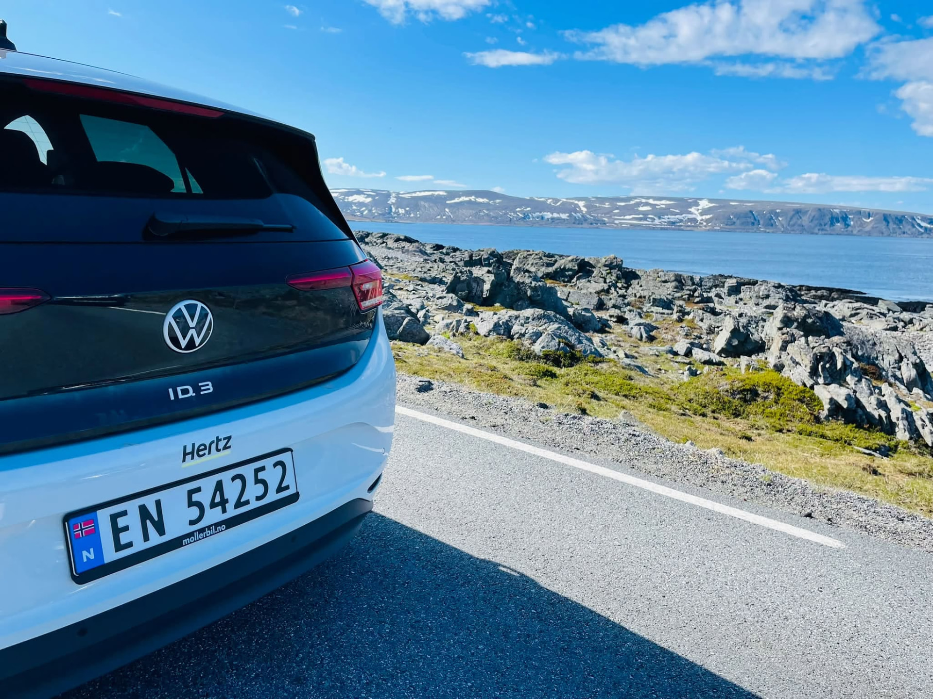Hertz leiebil ved veien i Varanger